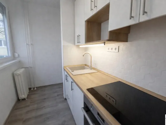 Eladó lakás Pécs, Kertváros, Eladó 4/1 emeleti, erkélyes, 2,5 szobás lakás Pécsett a Dóra utcában 61 nm