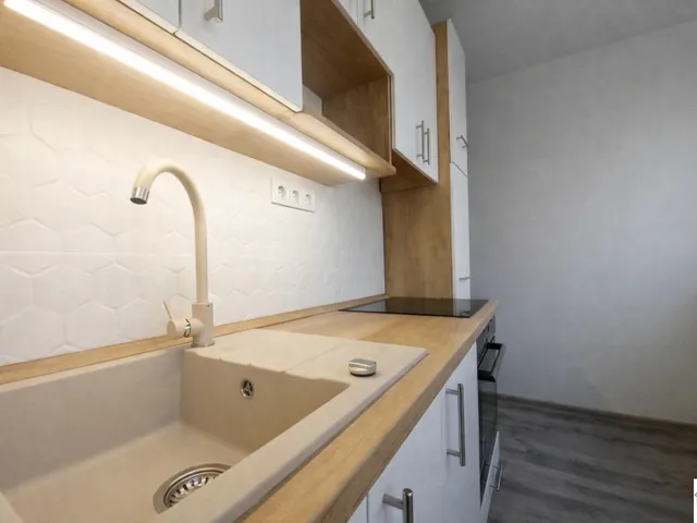 Eladó lakás Pécs, Kertváros, Eladó 4/1 emeleti, erkélyes, 2,5 szobás lakás Pécsett a Dóra utcában 61 nm