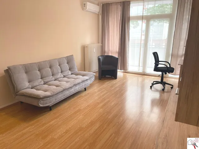 Kiadó lakás Pécs, Egyetemváros, Kiadó 4/1 emeleti 2 szobás, erkélyes, felújított lakás Pécsett a Váci M. utcában 54 nm