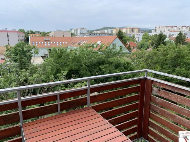 Eladó lakás Pécs, Egyetemváros, Eladó felújított teraszos, tégla garzonlakás Pécsett, Egyetemvárosban 42 nm