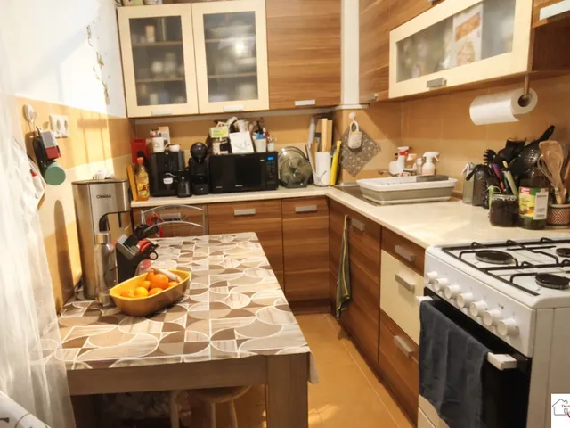 Kiadó lakás Pécs, Egyetemváros, Kiadó 4/3 em. 3 szobás, erkélyes, bútorozatlan lakás Pécsett a Megyeri téren 63 nm