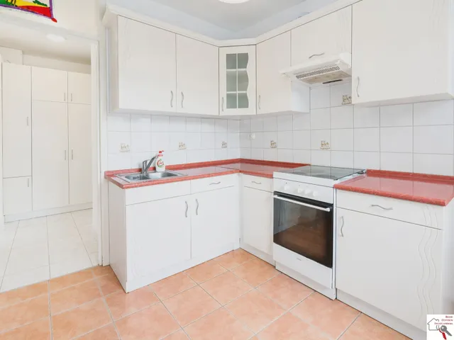 Eladó lakás Pécs, Kertváros, Eladó 4/3 emeleti, 3 szobás, erkélyes panellakás Pécsett a Maléter Pál úton 67 nm