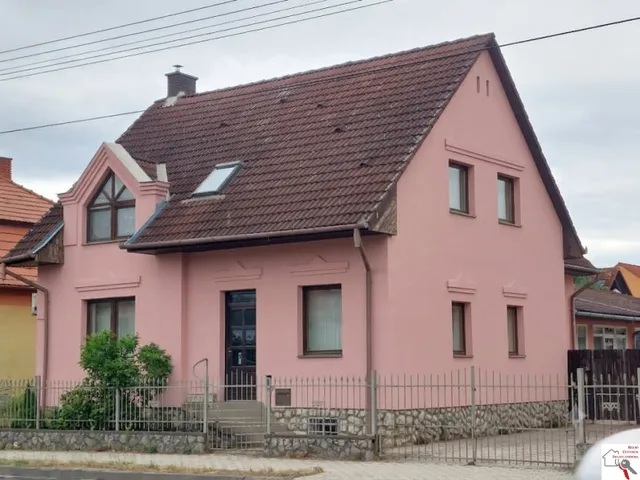 Eladó ház Kaposvár, Eladó 5 szobás, duplakomfortos családi ház garázzsal Kaposváron 311 nm