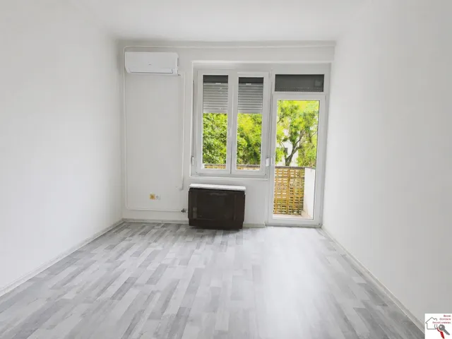 Eladó lakás Pécs, Uránváros, Eladó 4/2 emeleti másfél szobás, erkélyes téglalakás Pécsett a Páfrány utcában 40 nm