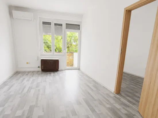 Eladó lakás Pécs, Uránváros, Eladó 4/2 emeleti másfél szobás, erkélyes téglalakás Pécsett a Páfrány utcában 40 nm
