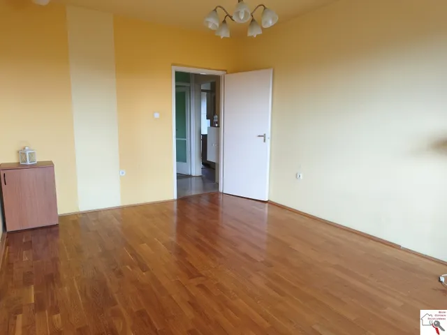 Eladó lakás Pécs, Egyetemváros, Eladó két szobás, erkélyes panellakás Pécsett, a Jurisics úton 49 nm