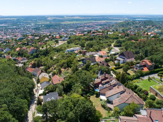 Eladó ház Pécs, Mecsekoldal, Eladó örökpanorámás sorház garázzsal Pécsett, Báránytetőn 142 nm