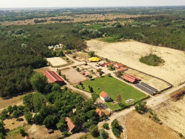 Eladó kereskedelmi és ipari ingatlan Izsák 30000 nm