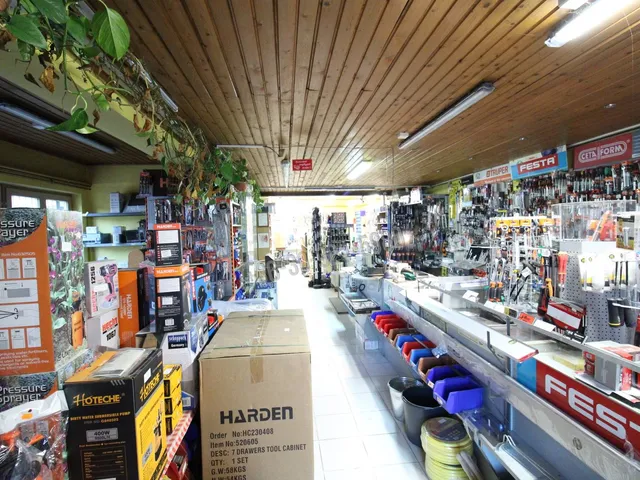 Eladó kereskedelmi és ipari ingatlan Szada, Dózsa György út 115 nm