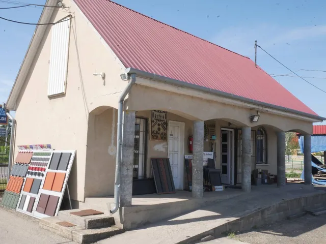 Eladó kereskedelmi és ipari ingatlan Cegléd 35 nm