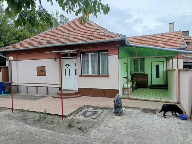 Eladó ház Akasztó, Béke  100 nm