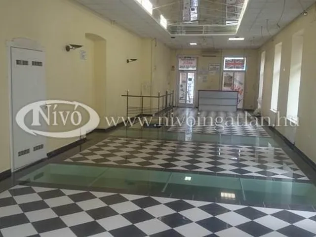 Kiadó kereskedelmi és ipari ingatlan Veszprém 135 nm