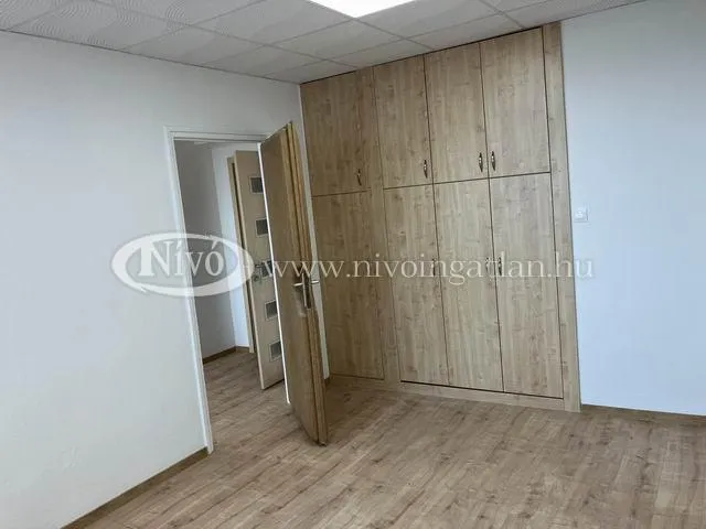 Kiadó kereskedelmi és ipari ingatlan Veszprém 32 nm