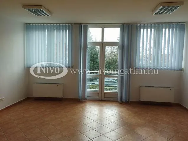 Kiadó kereskedelmi és ipari ingatlan Veszprém 30 nm