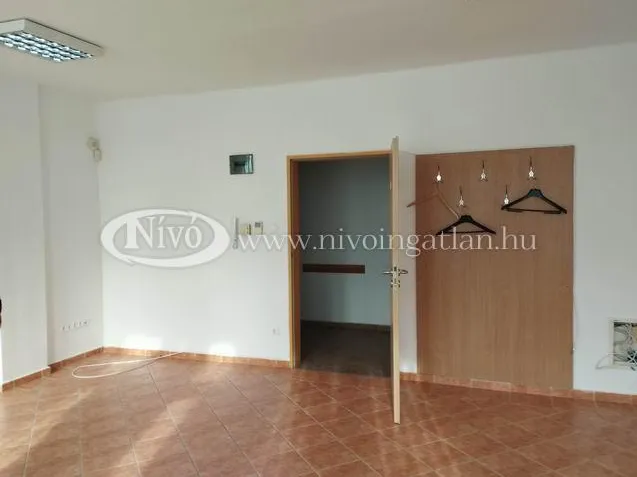 Kiadó kereskedelmi és ipari ingatlan Veszprém 30 nm