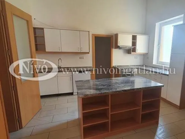 Kiadó lakás Veszprém 160 nm
