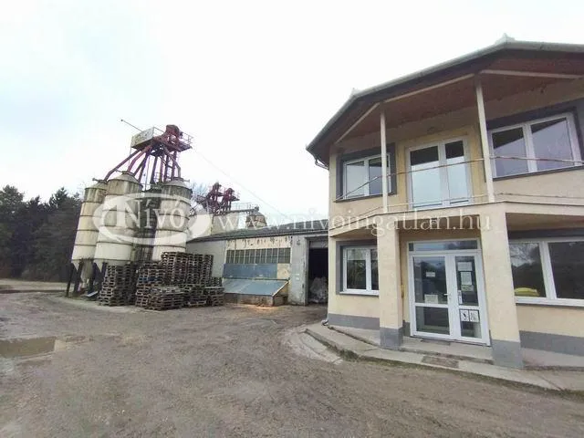 Eladó kereskedelmi és ipari ingatlan Ajka 3930 nm
