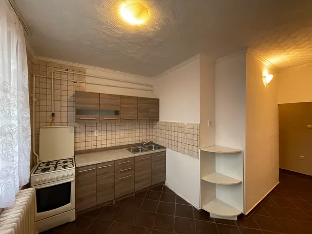 Eladó lakás Tiszaújváros, Építők útja 42 nm