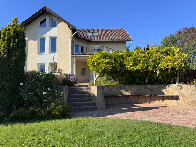 Eladó ház Balatonalmádi, Vöröshegy 175 nm