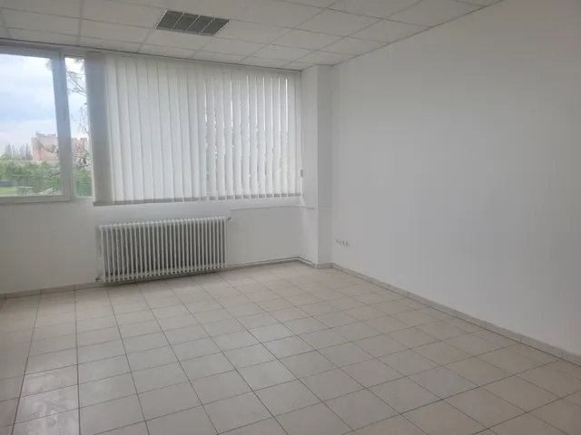 Kiadó kereskedelmi és ipari ingatlan Győr, Nádorváros 31 nm