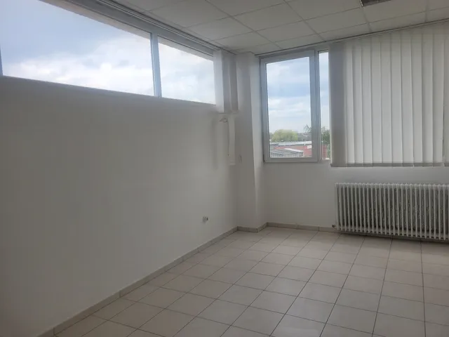Kiadó kereskedelmi és ipari ingatlan Győr, Nádorváros 31 nm