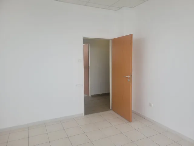 Kiadó kereskedelmi és ipari ingatlan Győr, Nádorváros 24 nm