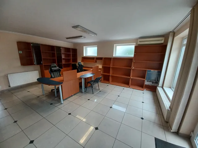 Kiadó kereskedelmi és ipari ingatlan Győr, Raktárváros, Régi Veszprémi u. 125 nm