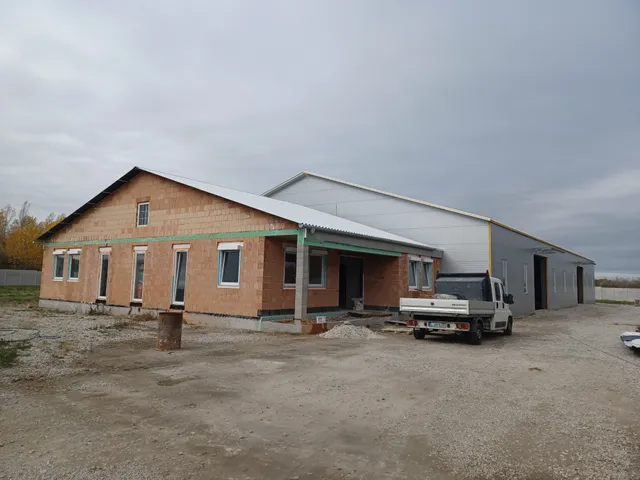 Kiadó kereskedelmi és ipari ingatlan Győrújbarát, Vállalkozók u 1300 nm