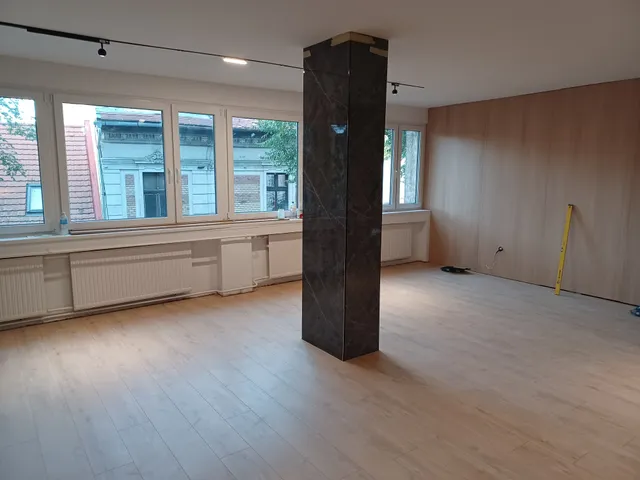 Kiadó kereskedelmi és ipari ingatlan Győr, Belváros, Arany János 46 nm