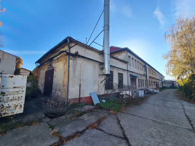 Eladó kereskedelmi és ipari ingatlan Tata, Tóváros 1880 nm