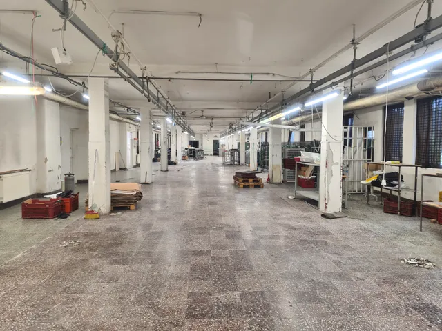Eladó kereskedelmi és ipari ingatlan Tata, Tóváros 1880 nm