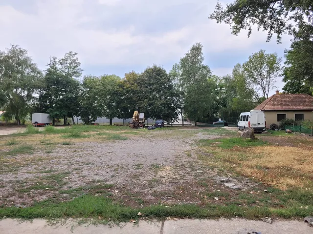 Eladó kereskedelmi és ipari ingatlan Komárom 1025 nm