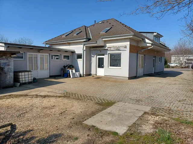 Eladó kereskedelmi és ipari ingatlan Győr, Szabadhegy 194 nm