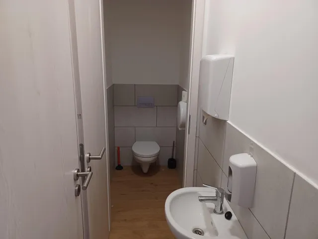 Kiadó kereskedelmi és ipari ingatlan Győr, Szabadhegy, Régi-Veszprémi  200 nm