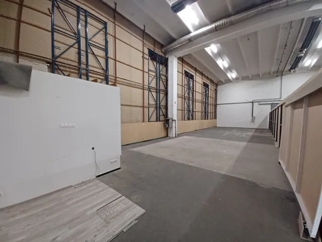 Kiadó kereskedelmi és ipari ingatlan Győr, Szabadhegy, Régi-Veszprémi 200 nm