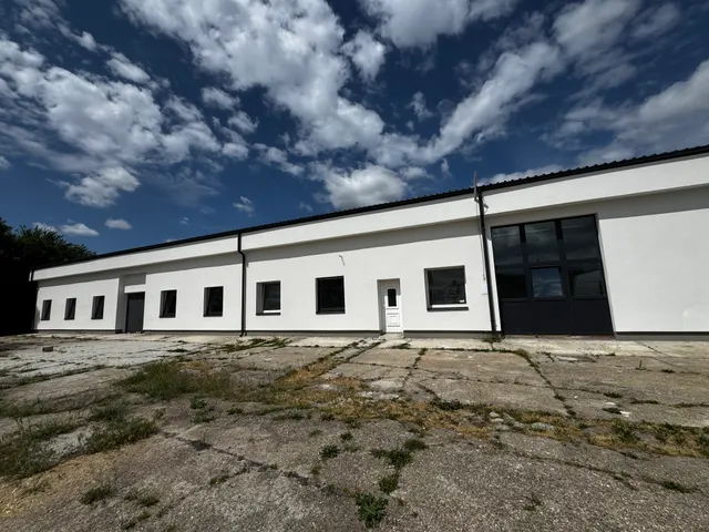 Kiadó kereskedelmi és ipari ingatlan Tét 590 nm