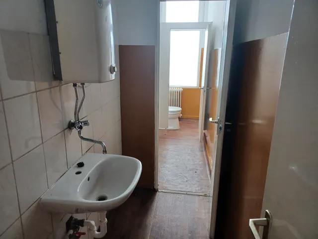 Kiadó kereskedelmi és ipari ingatlan Győr, Szabadhegy, Régi Veszprémi 700 nm