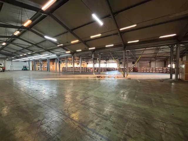 Kiadó kereskedelmi és ipari ingatlan Tét 2000 nm
