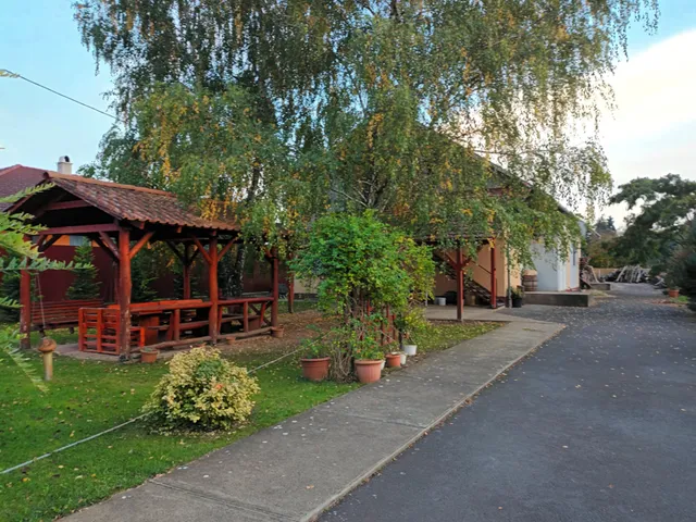 Eladó kereskedelmi és ipari ingatlan Bocskaikert 250 nm