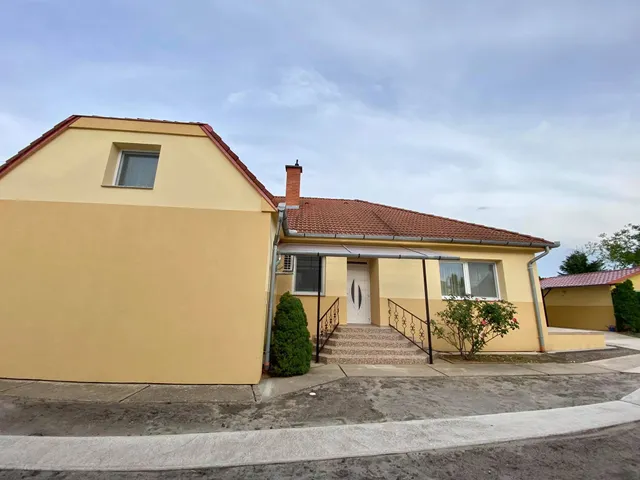 Kiadó ház Debrecen, Veres Péter-kert 133 nm