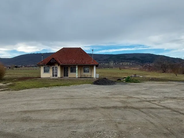 Eladó kereskedelmi és ipari ingatlan Balatonederics 104 nm