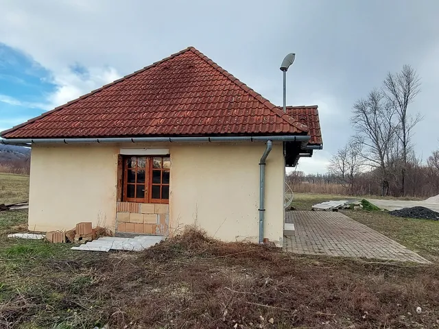 Eladó kereskedelmi és ipari ingatlan Balatonederics 104 nm