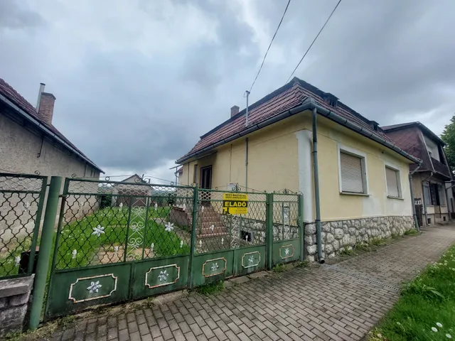 Eladó ház Bajna, Kossuth L. u. 28. 192 nm
