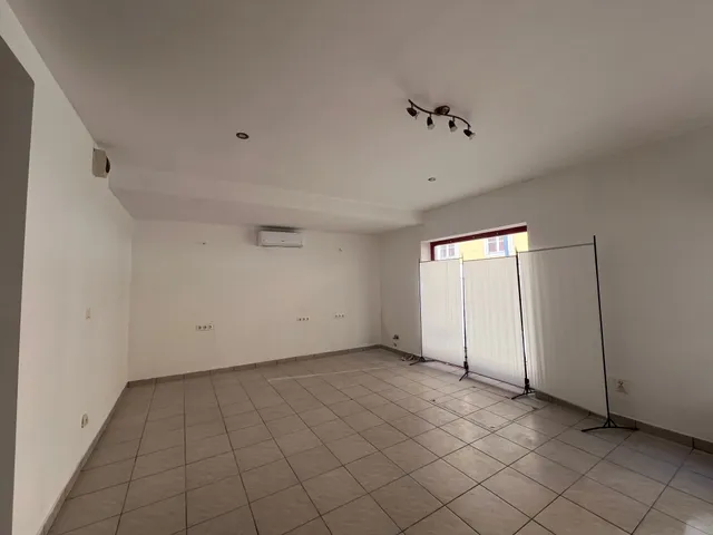 Eladó kereskedelmi és ipari ingatlan Esztergom, Víziváros 75 nm