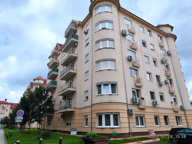 Kiadó lakás Debrecen, Akadémiakert, Böszörményi út 56 nm