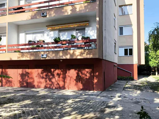 Kiadó garázs Debrecen, Nagyerdő, Baksay Sándor u  14 nm