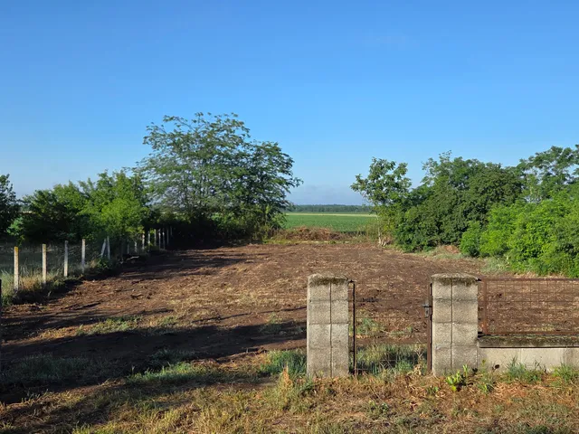 Eladó telek Dánszentmiklós 900 nm