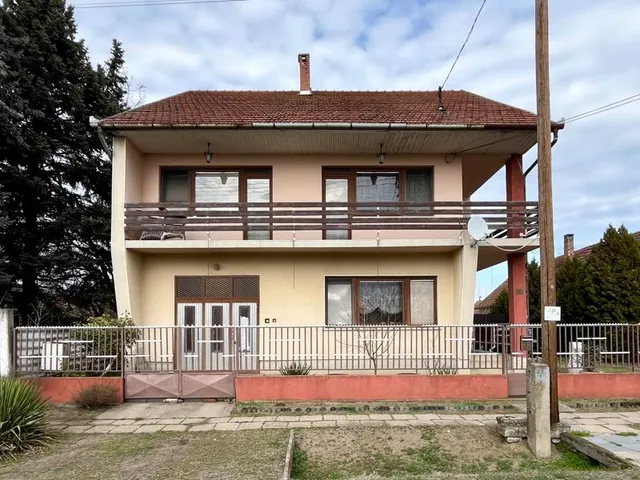 Eladó ház Szentlőrinckáta 197 nm