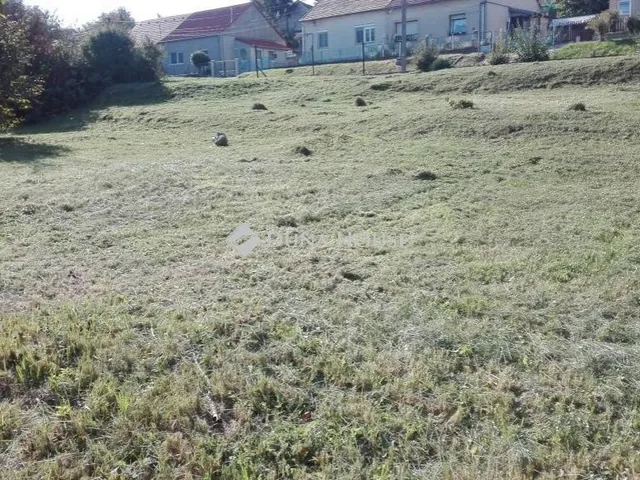 Eladó telek Komló 760 nm