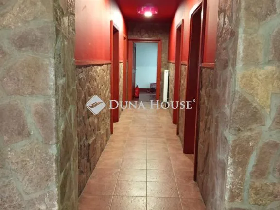 Eladó kereskedelmi és ipari ingatlan Komló, Kossuth Lajos utca 1090 nm